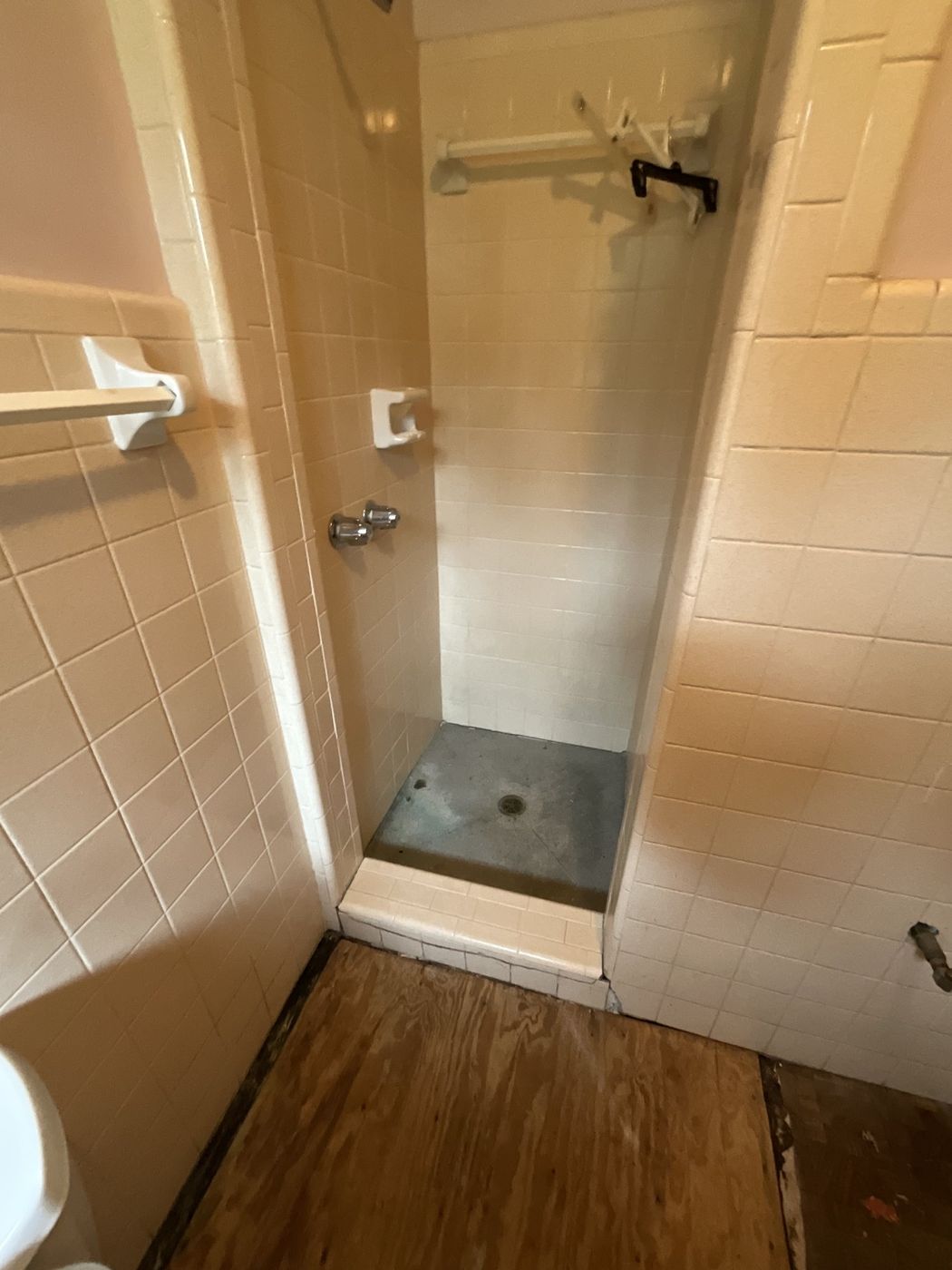 A dated Mauldin bathroom by Tile Yoda